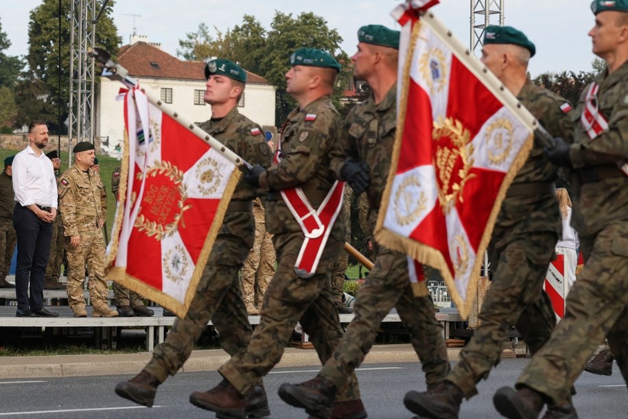 Próba defilady wojskowej w ramach przygotowań do obchodów Święta Wojska Polskiego na warszawskiej Wisłostradzie /Paweł Supernak /PAP