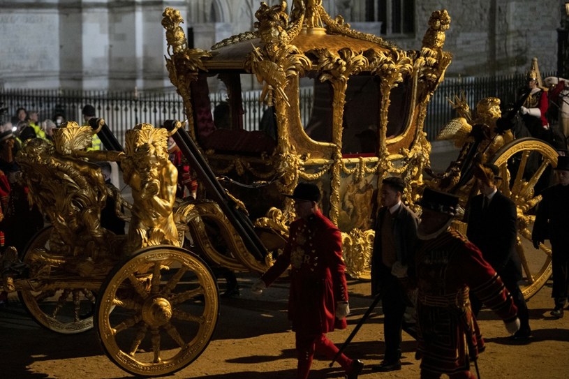 Próba przed koronacją Karola III. Taką karetą król przejdzie ulicami Londynu do pałacu Buckingham. /AP Photo/Vadim Ghirda /East News