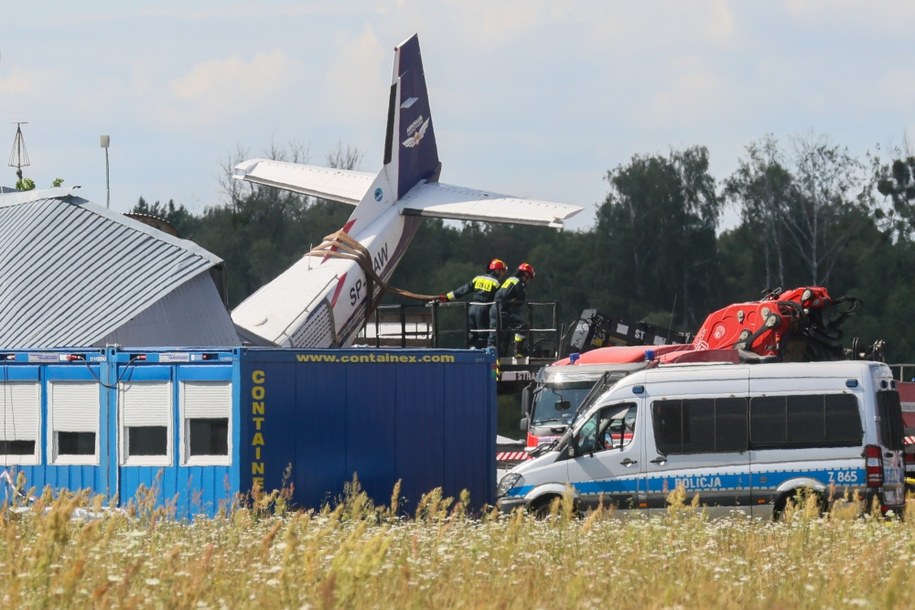 Próba wydobycia samolotu Cessna 208B z budynku aeroklubu. Zdjęcie z 18 lipca. /Leszek Szymański /PAP