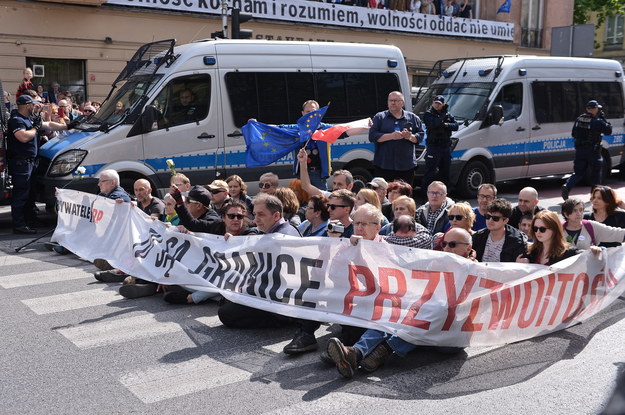 Próba zablokowania marszu przez jego przeciwników /Marcin Obara /PAP