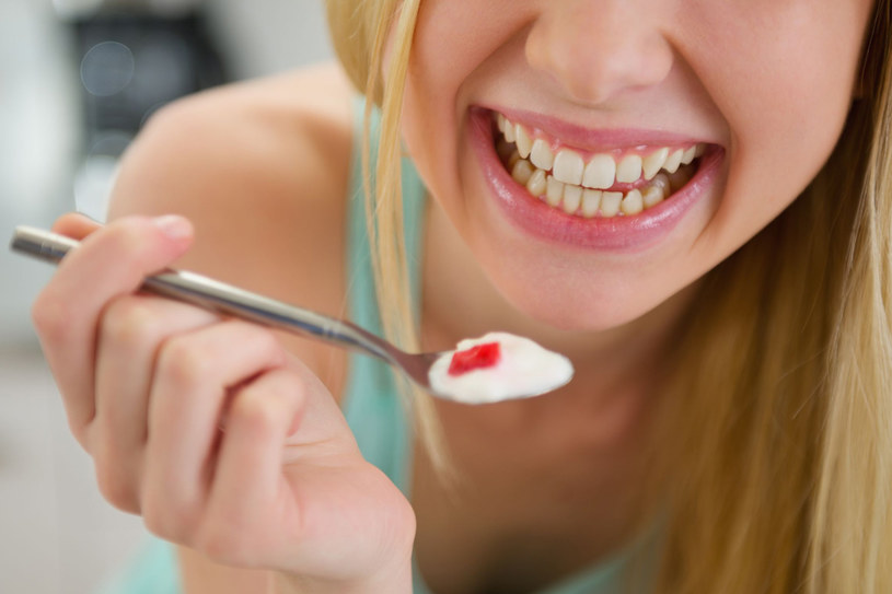 Probiotyki można dostarczać organizmowi, np. w jogurtach wzbogaconych o żywe bakterie /123RF/PICSEL