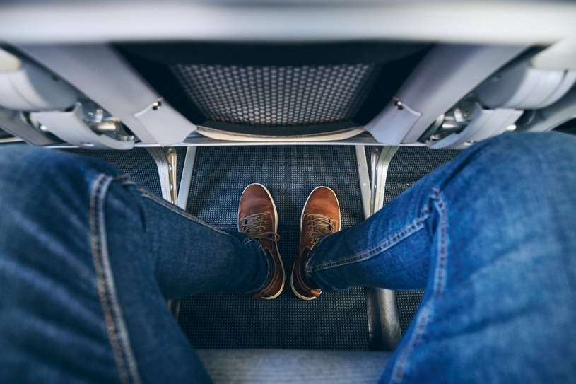 Problem miejsca na nogi w samolocie dotyczy nie tylko amerykańskich linii lotniczych. Te europejskie też chcą upchać jak najwięcej pasażerów na pokładzie.
