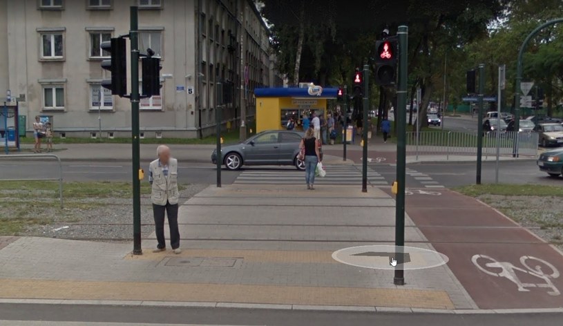 Problem pojawia się, gdy piesi mają zielone światło, a tramwaj włączy im czerwone (fot: Google Maps) /Informacja prasowa