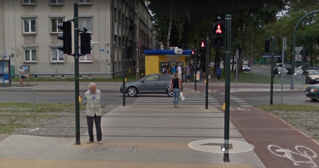 Problem pojawia się, gdy piesi mają zielone światło, a tramwaj włączy im czerwone (fot: Google Maps) /Informacja prasowa