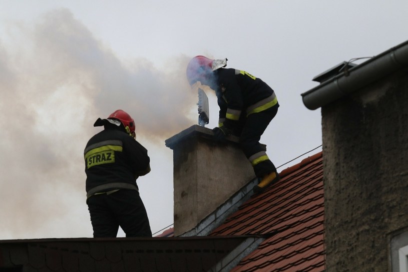Problem pojawia się wraz z nadejściem jesieni. Czym grozi pożar sadzy w kominie?