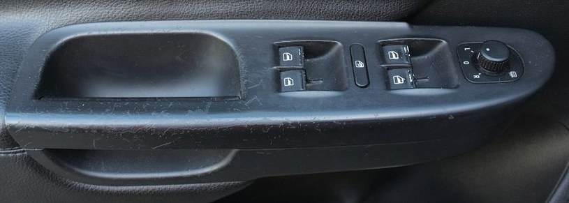 Problem powszechnie znany: gumowy lakier odchodzi z elementów na boczkach drzwi. /Motor
