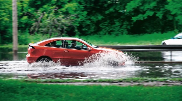 Problem przeciekającej do wnętrza wody może dotyczyć właścicieli samochodów w każdym wieku. /Motor