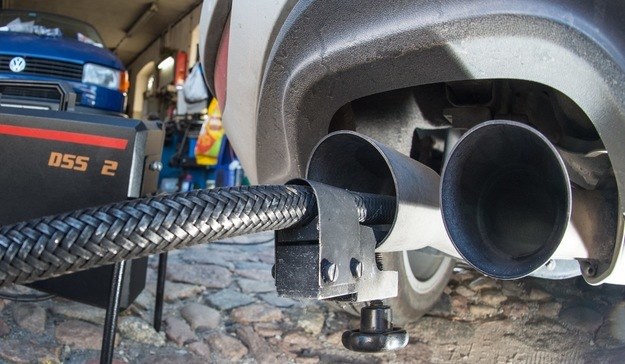 Problem przekraczania norm emisji spalin dotyczy samochodów z silnikami Diesla /AFP