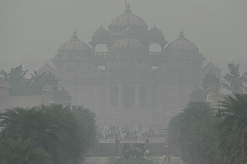 Problem smogu w Indiach jest poważny. /ARUN SANKAR/AFP /East News