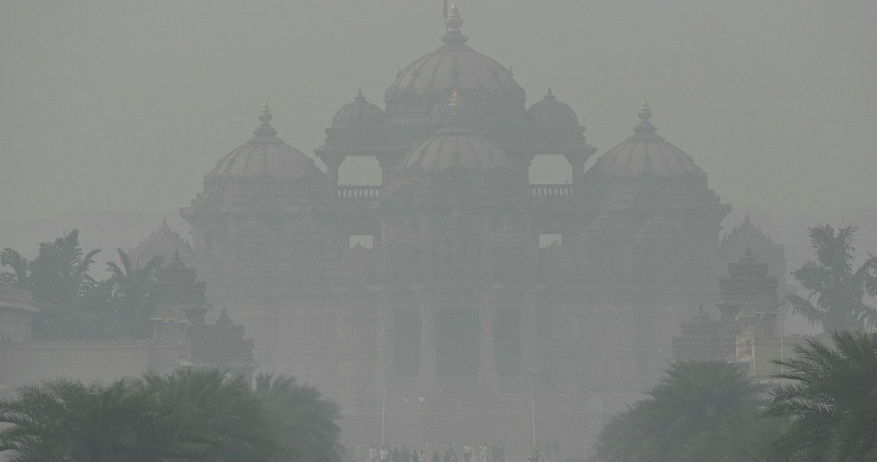 Problem smogu w Indiach jest poważny. /ARUN SANKAR/AFP /East News