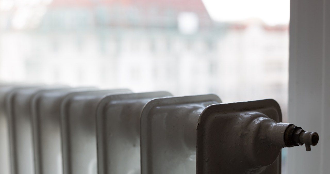 Problem wychładzania budynków dotyczy zwłaszcza starszych bloków, gdzie instalacje cieplne są połączone. /123RF/PICSEL