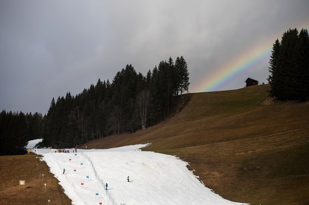 Problem z brakiem śniegu ma nie tylko Polska, ale też inne kraje Europy. Na tym zdjęciu widzimy np. sztucznie naśnieżany stok narciarski w Austrii. /CHRISTIAN BRUNA /PAP/EPA