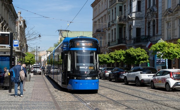 Problem z parkowaniem w Krakowie. Samochody opóźniają tramwaje