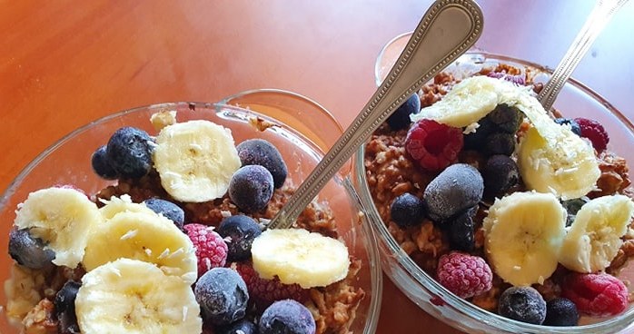 Problem zaczyna się wtedy, gdy owsiankę zalewamy kalorycznymi syropami, dosładzanymi jogurtami lub dodajemy zbyt dużo owoców suszonych. /INTERIA.PL