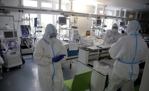 Problem ze stwierdzaniem zgonów z powodu Covid-19. Brakuje koronerów