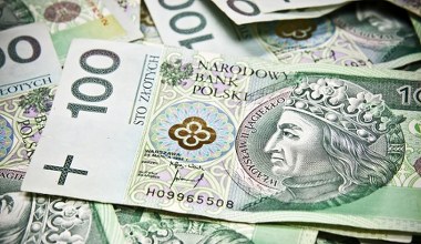 Problemy finansowe przyspieszają starzenie mózgu. Trwałe zmiany poznawcze