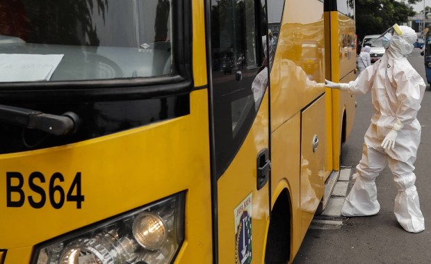 Problemy firm dowożących dzieci do szkół. "Nie ma z czego pokrywać ZUS-ów, leasingu"