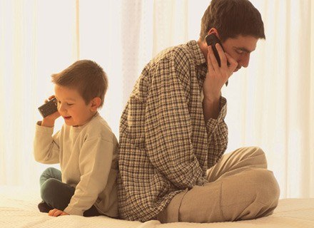 Problemy komunikacyjne między ojcem i synem to, niestety, powszechny problem /INTERIA.PL