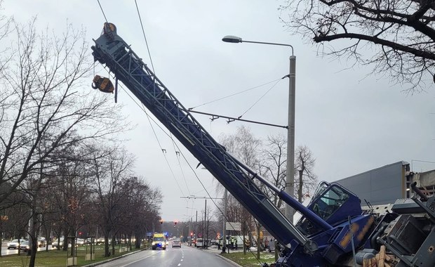 Problemy na al. Niepodległości w Sopocie. Przechylił się dźwig 