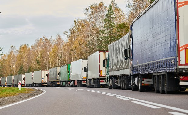 Problemy przewoźników. Urlopy kierowców mogą puścić ich z torbami