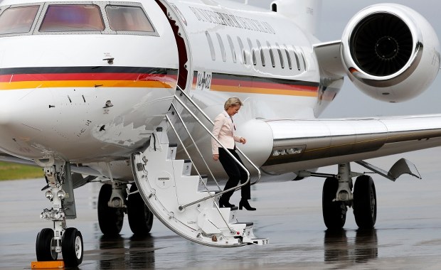 Problemy samolotu z szefową KE na pokładzie. Rosjanie zakłócili sygnał GPS?