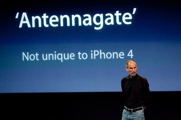 Problemy z anteną w iPhone 4 zostały żartobliwie określone jako "Antennagate" /AFP