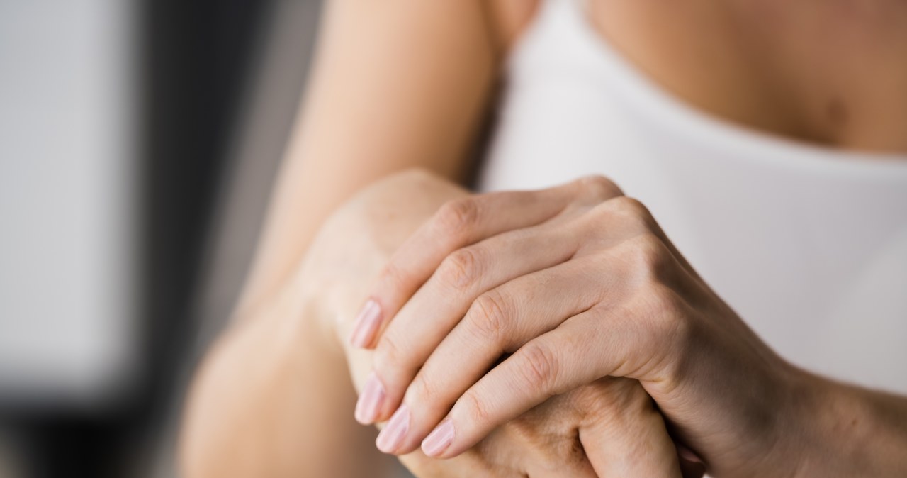 Problemy z chwytem i osłabienie siły rąk to objawy, które mogą świadczyć o osteoporozie /123RF/PICSEL