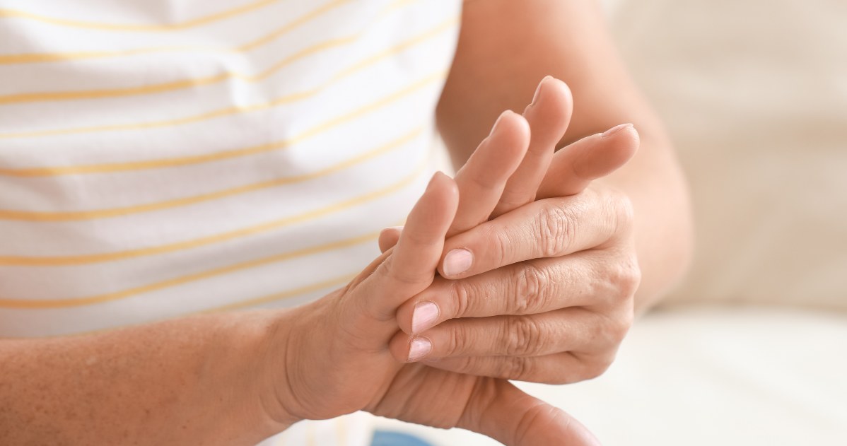 Problemy z chwytem i osłabienie siły rąk to objawy, które mogą świadczyć o osteoporozie /123RF/PICSEL