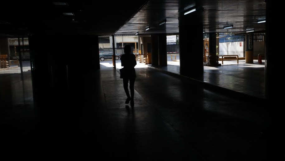 Problemy z dostawami energii elektrycznej zaczęły się w czwartek wieczorem /RAYNER PENA /PAP/EPA