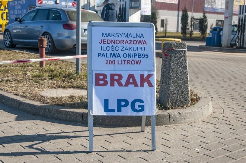 Problemy z dostawami LPG pojawiły się niedługo po wybuchu wojny, ale były spowodowane zakupową paniką /Stanisław Bielski /Reporter