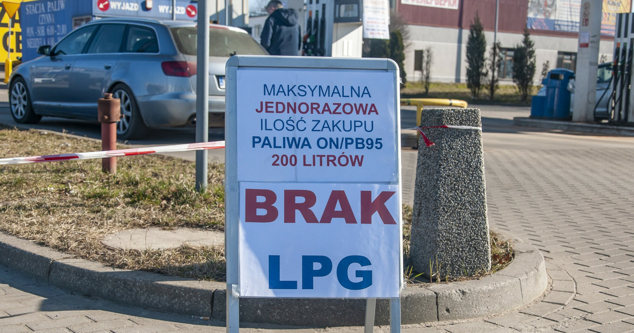 Problemy z dostawami LPG pojawiły się niedługo po wybuchu wojny, ale były spowodowane zakupową paniką /Stanisław Bielski /Reporter