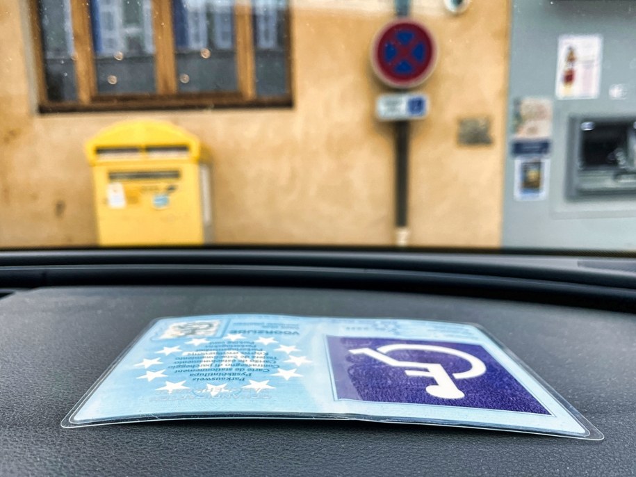Karty parkingowe dla niepełnosprawnych na wagę złota. Samorządy walczą z brakami