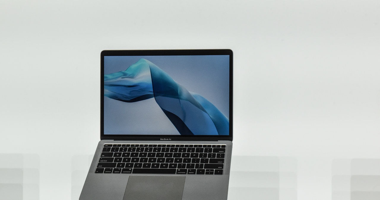 Problemy z klawiaturą w MacBookach to dla wielu największa wada komputerów przenośnych Apple /AFP