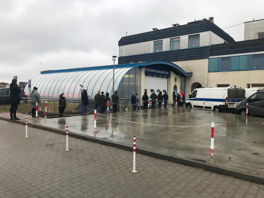 Problemy z testami na obecność koronawirusa mają nie tylko lekarze POZ. Na zdjęciu kolejka przed punktem pobierania wymazów w Uniwersyteckim Szpitalu Klinicznym we Wrocławiu. /Paweł Pyclik /RMF FM
