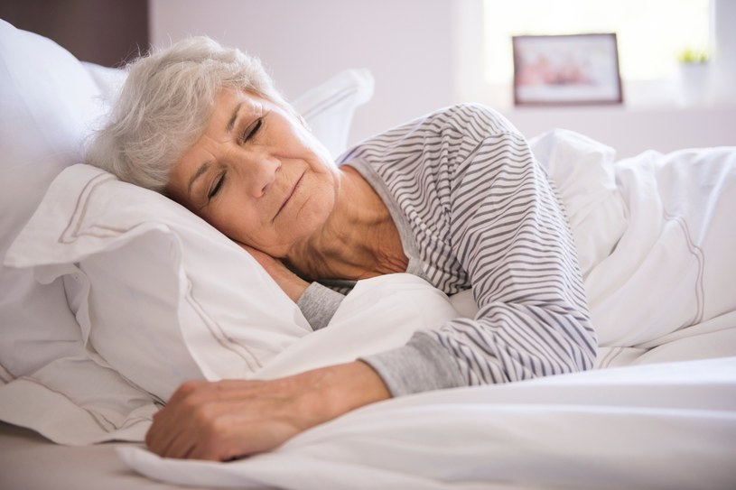 Problemy ze snem dotyczą wielu osób z chorobą Parkinsona /123RF/PICSEL