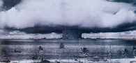 Próbna eksplozja bomby atomowej na atolu Bikini, 25 VII 1946 r. /Encyklopedia Internautica