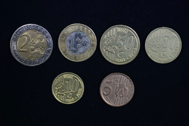 Próbne monety euro nie są prawnym środkiem płatniczym /AFP