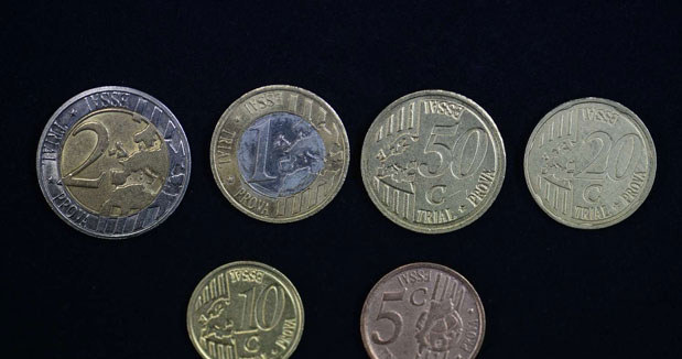 Próbne monety euro nie są prawnym środkiem płatniczym /AFP