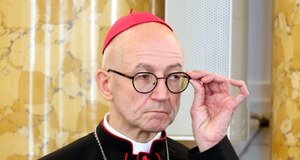 Proboszcz uderzył siekierą i podpalił. Archidiecezja Warszawska zabiera głos
