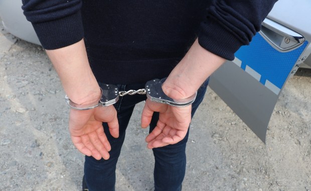 Próbował ukraść 11 czekolad, uciekając uszkodził sklepowe drzwi. Ma zarzuty