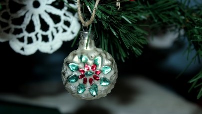 Próbował ukraść sąsiadowi… choinkę i bombki. Wpadł na gorącym uczynku