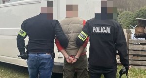 Próbował wciągnąć nastolatkę do busa. Usłyszał zarzut