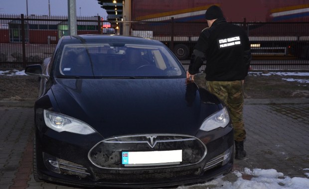 Próbował wyjechać z Polski kradzioną teslą wartą 350 tys. zł