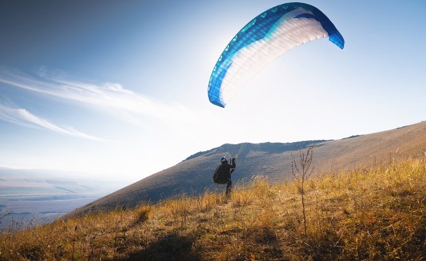 Próbował wylądować, ale wiatr nagle ustał. Wypadek paralotniarza w Beskidach