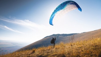 Próbował wylądować, ale wiatr nagle ustał. Wypadek paralotniarza w Beskidach