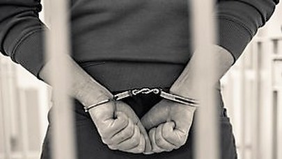 Próbował zabić matkę i jej partnera. Trafił za kraty 