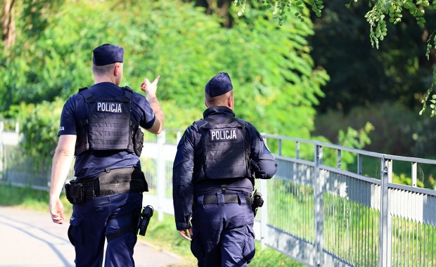 Próbował zabić własną żonę, a potem uciekł. Trwa obława