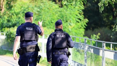 Próbował zabić własną żonę, a potem uciekł. Trwa obława