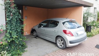 ​Próbował zaparkować autem w klatce schodowej  