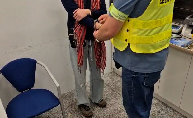 Próbowała przemycić lufy do pistoletów. Tak się tłumaczyła na lotnisku w Krakowie